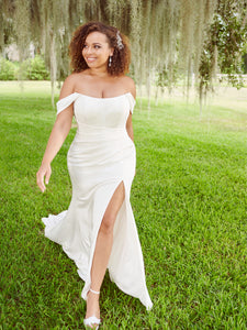 Optional Off The Shoulder Or Strapless Slim Wedding Gown In Ivory